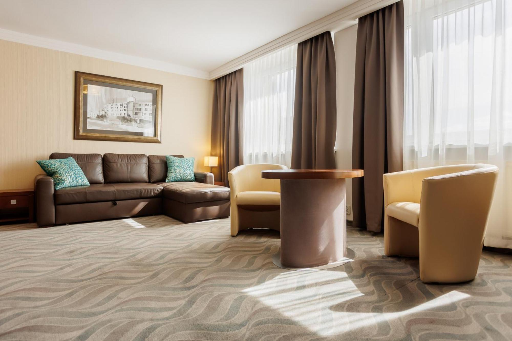 Hotel Tarnovia Tarnow Ngoại thất bức ảnh