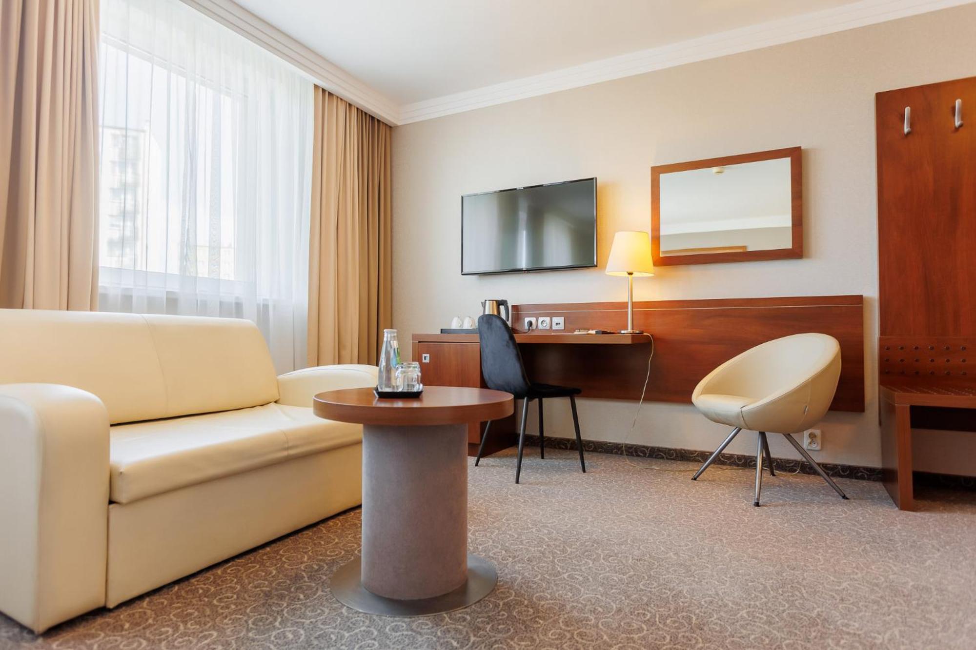 Hotel Tarnovia Tarnow Ngoại thất bức ảnh